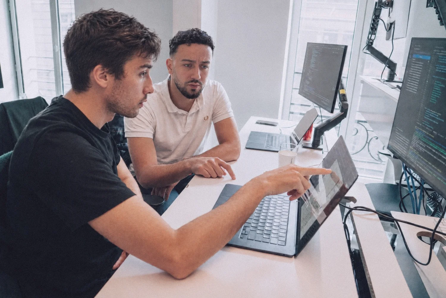 Les deux fondateurs de Motion Club au travail, dans leurs locaux